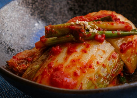 Korean Fine Dining: Kimchi in einer Schale