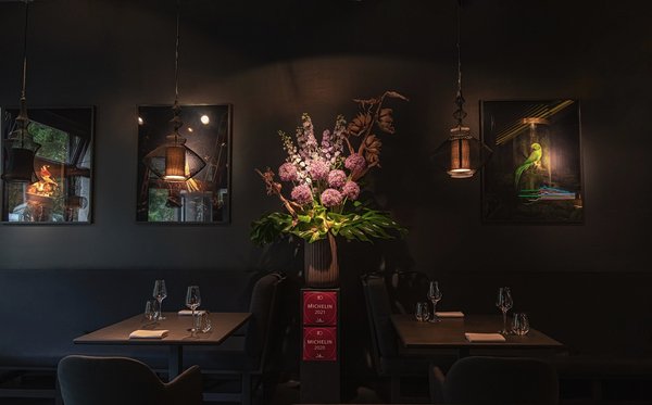 Aisan Fine Dining Tische Trennwand mit Blumen Michelin-Plakette