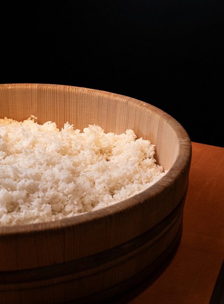Gekochter Sticky Rice in Holzschale
